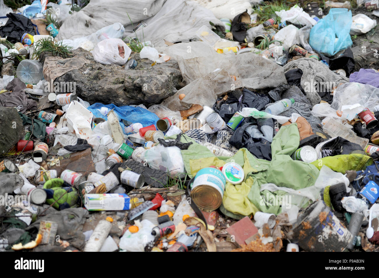 Jungle, Calais, France. Close up sur les détritus laissés autour du camp. Le refuge comprend les bouteilles, boîtes, sacs en plastique, des tentes et des bâches. Le gouvernement français ont été lents à introduire des bennes et passe au camp. Banque D'Images