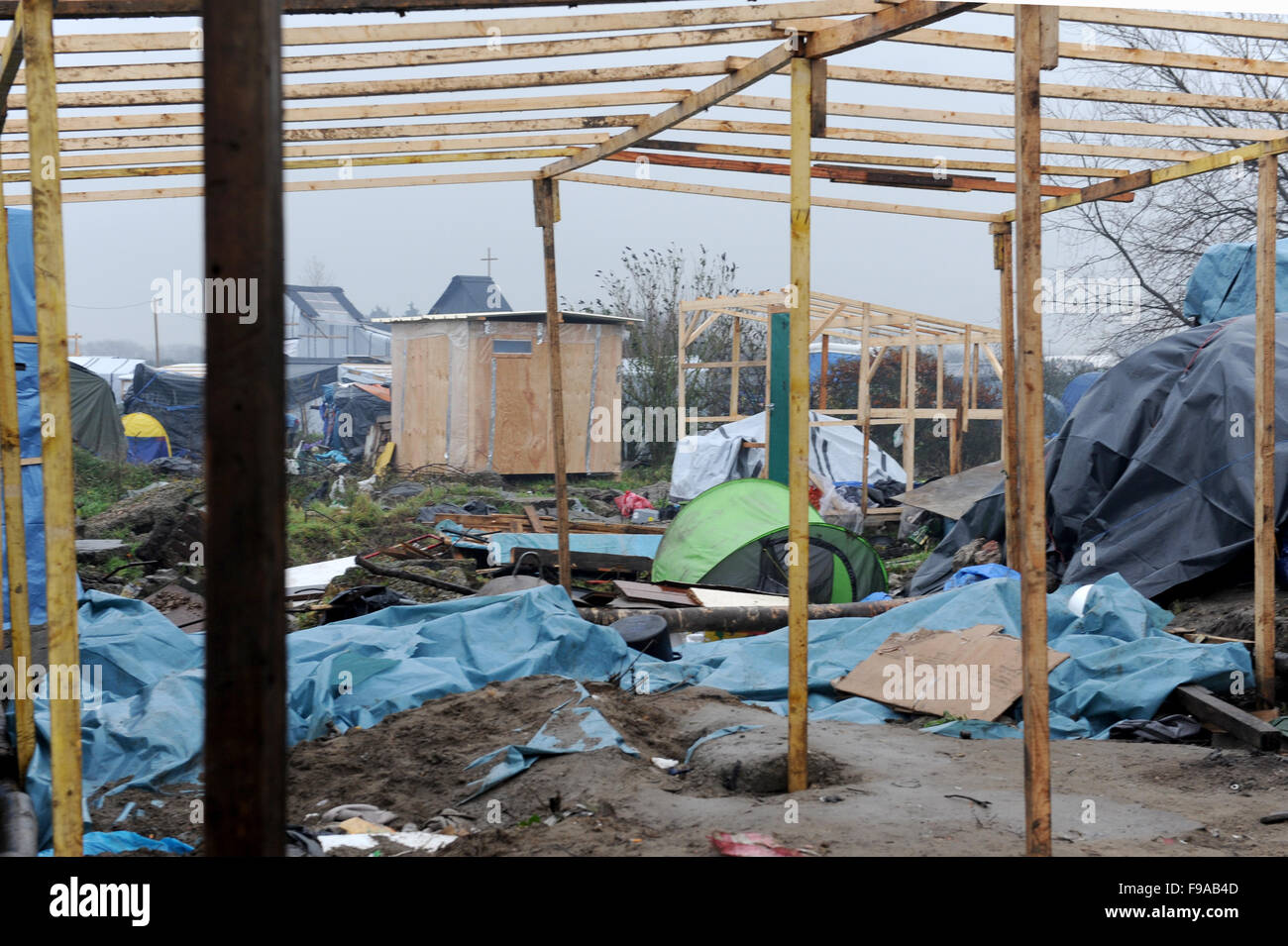 CALAIS, FRANCE. Le 13 décembre 2015. L'homme a fait don de 6 cabanes lentement remplacer tentes dans le camp de réfugiés de 'jungle'. Banque D'Images