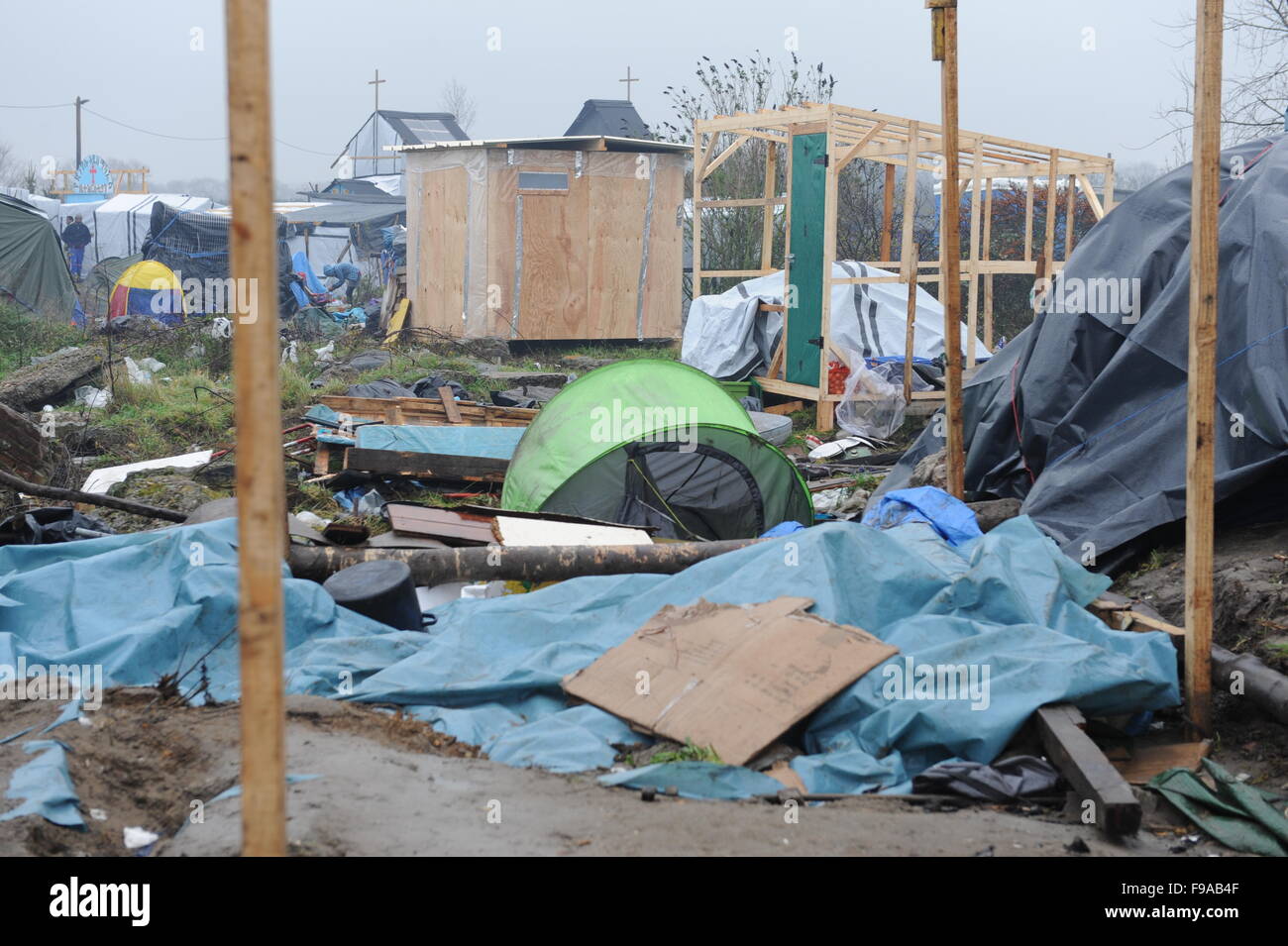 CALAIS, FRANCE. Le 13 décembre 2015. L'homme a fait don de 6 cabanes lentement remplacer tentes dans le camp de réfugiés de 'jungle'. Banque D'Images
