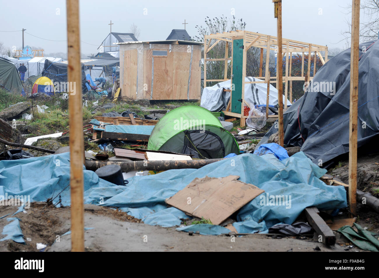 CALAIS, FRANCE. Le 13 décembre 2015. A fait don de 6 abris en bois personne remplacer lentement des tentes dans le camp de réfugiés de la Jungle © Becky Matthews Banque D'Images