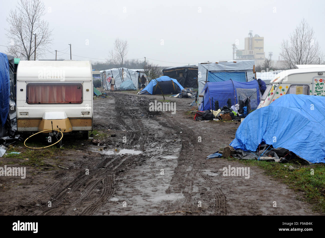 Jungle, Calais, France. Route qui traverse la zone de la famille du camp. La famille région est composée principalement de caravanes, même si les routes sont boueuses. En ce jour, le ciel était gris et il pleuvait. Banque D'Images