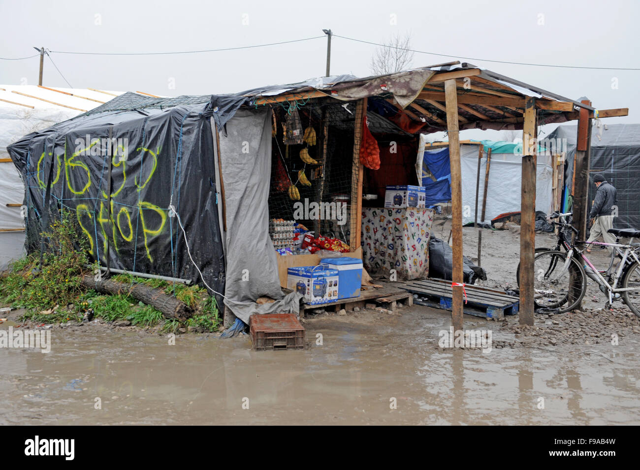 CALAIS, FRANCE. Le 13 décembre 2015. Un camp shop s'asseoir par une route boueuse et inondées dans le camp de réfugiés de Jungle ©Becky Matthews Banque D'Images