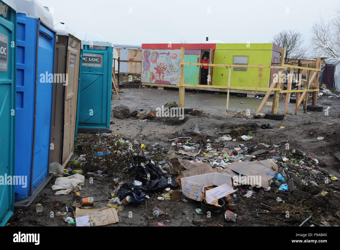 CALAIS, FRANCE. Le 13 décembre 2015. L'homme a fait don de 6 cabanes lentement remplacer tentes dans le camp de réfugiés de 'jungle'. Banque D'Images