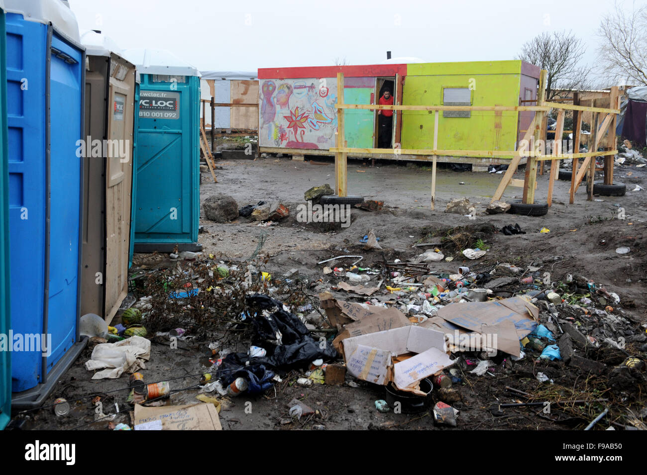 CALAIS, FRANCE. Le 13 décembre 2015. L'homme a fait don de 6 cabanes lentement remplacer tentes dans le camp de réfugiés de 'jungle'. Banque D'Images