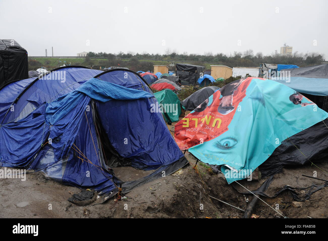 CALAIS, FRANCE. Le 13 décembre 2015. Des tentes de fortune et les structures dans la 'jungle' camp de réfugiés à Calais par une matinée pluvieuse. Banque D'Images