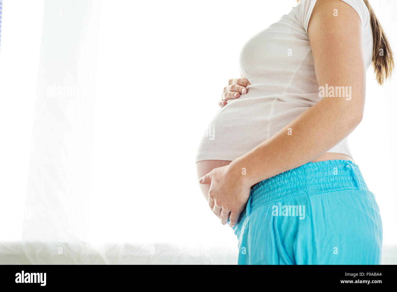 Close-up of méconnaissable femme enceinte avec les mains sur le ventre Banque D'Images