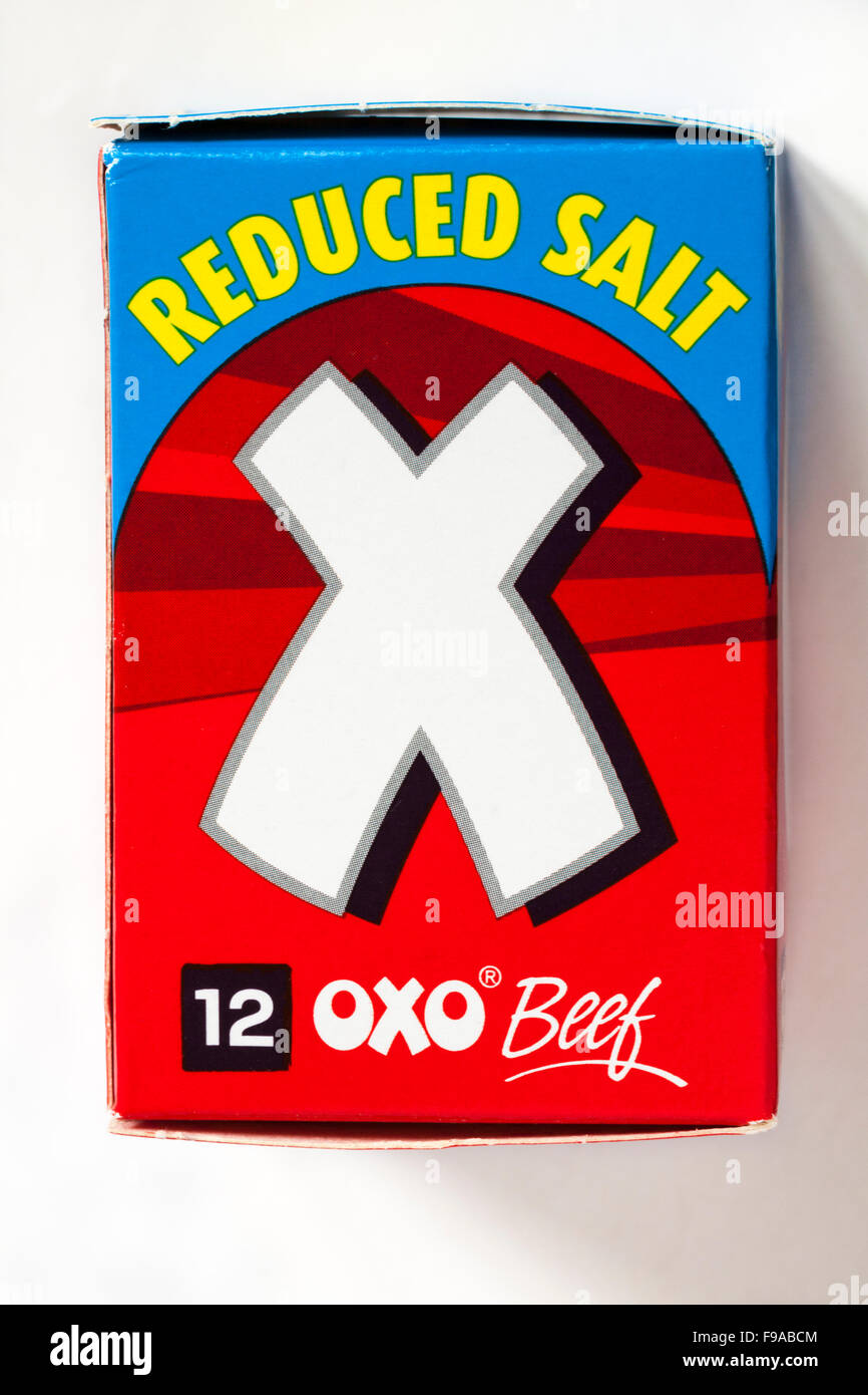 Boîte de 12 cubes de boeuf réduite en sel Oxo isolé sur fond blanc Banque D'Images