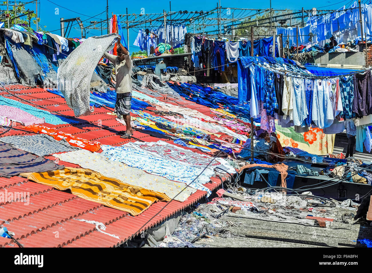 Dhobhi Ghat La ville en plein air près de la gare de blanchisserie Mahalakshmi vêtements laissés à sécher sur le toit de maisons bidonvilles Banque D'Images