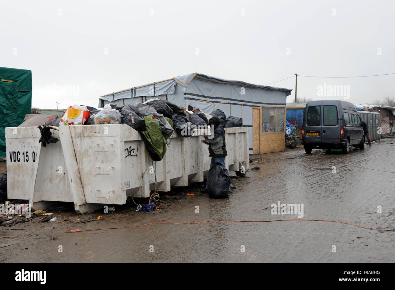 Jungle, Calais, France. Un tas de sacs noirs réfugiés d'ordures dans l'ignore que le gouvernement français dans une tentative de rendre le camp plus propre. Le jour est gris et il pleuvait. Banque D'Images