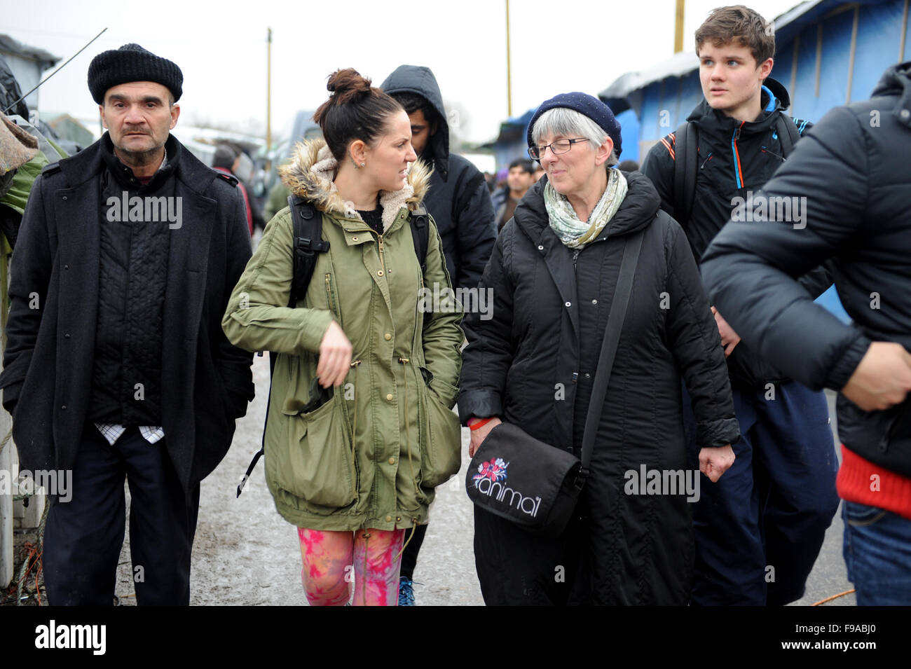 L'eurodéputé du parti travailliste Julie Ward (à droite) parle avec Clare Struthers (gauche) de Calais l'action au camp de réfugiés de jungle, de Calais. Banque D'Images