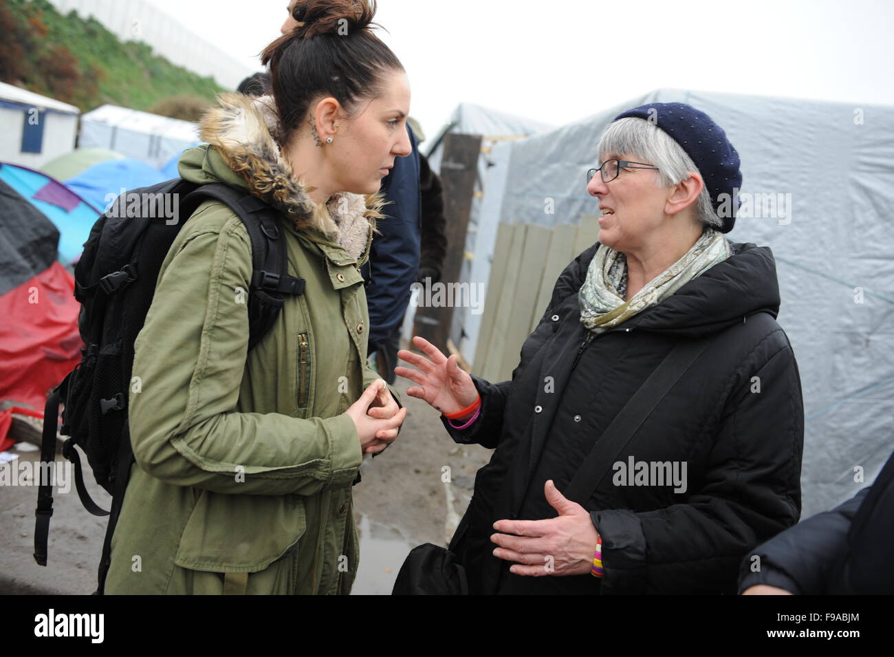 L'eurodéputé du parti travailliste Julie Ward (à droite) parle avec Clare Struthers (gauche) de Calais l'action au camp de réfugiés de jungle, de Calais. Banque D'Images