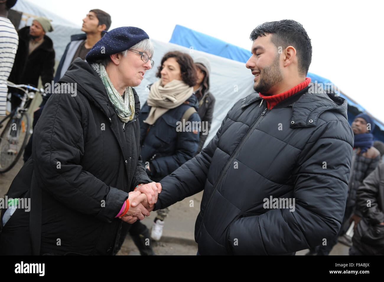 L'eurodéputé du parti travailliste Julie Ward (à droite) parle avec des réfugiés de l'Afghanistan à la jungle camp de réfugiés, Calais, France Banque D'Images
