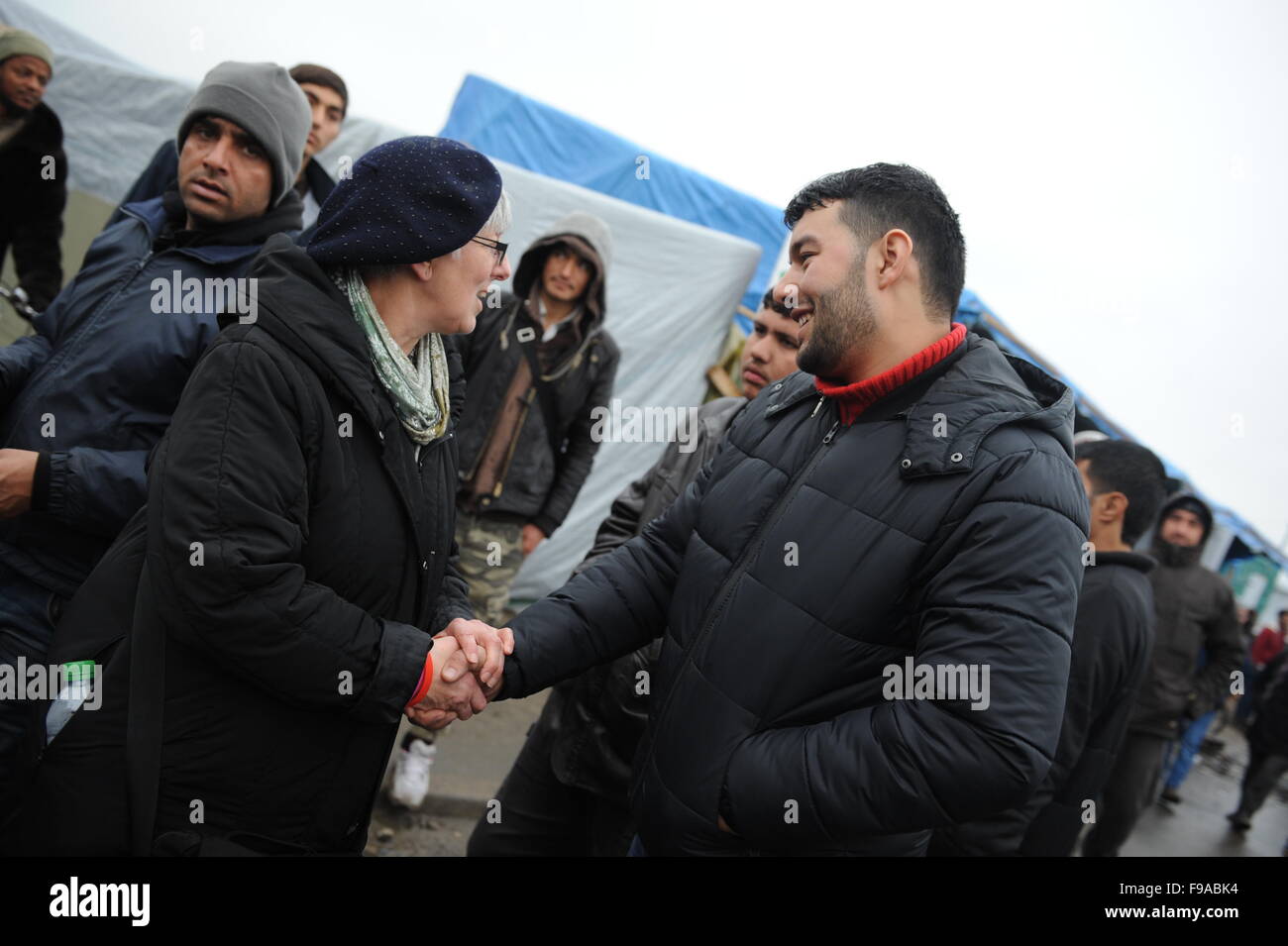 L'eurodéputé du parti travailliste Julie Ward (à droite) parle avec des réfugiés de l'Afghanistan à la jungle camp de réfugiés, Calais. Banque D'Images