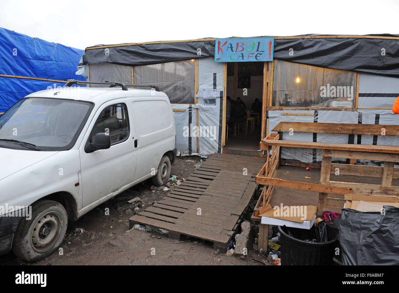 CALAIS, FRANCE. Le 13 décembre 2015. L'homme a fait don de 6 cabanes lentement remplacer tentes dans le camp de réfugiés de 'jungle'. Le café de Kaboul. Banque D'Images