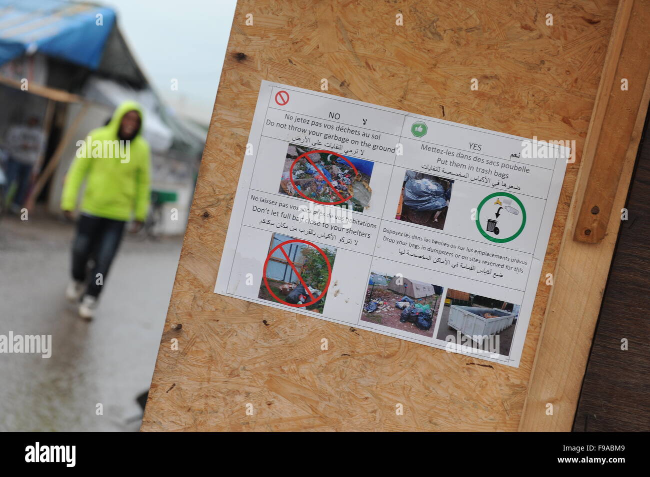 Jungle, Calais, France. Mettre en place les panneaux autour du camp montrant comment disposer des déchets dans des sacs poubelle et de sauts. Banque D'Images