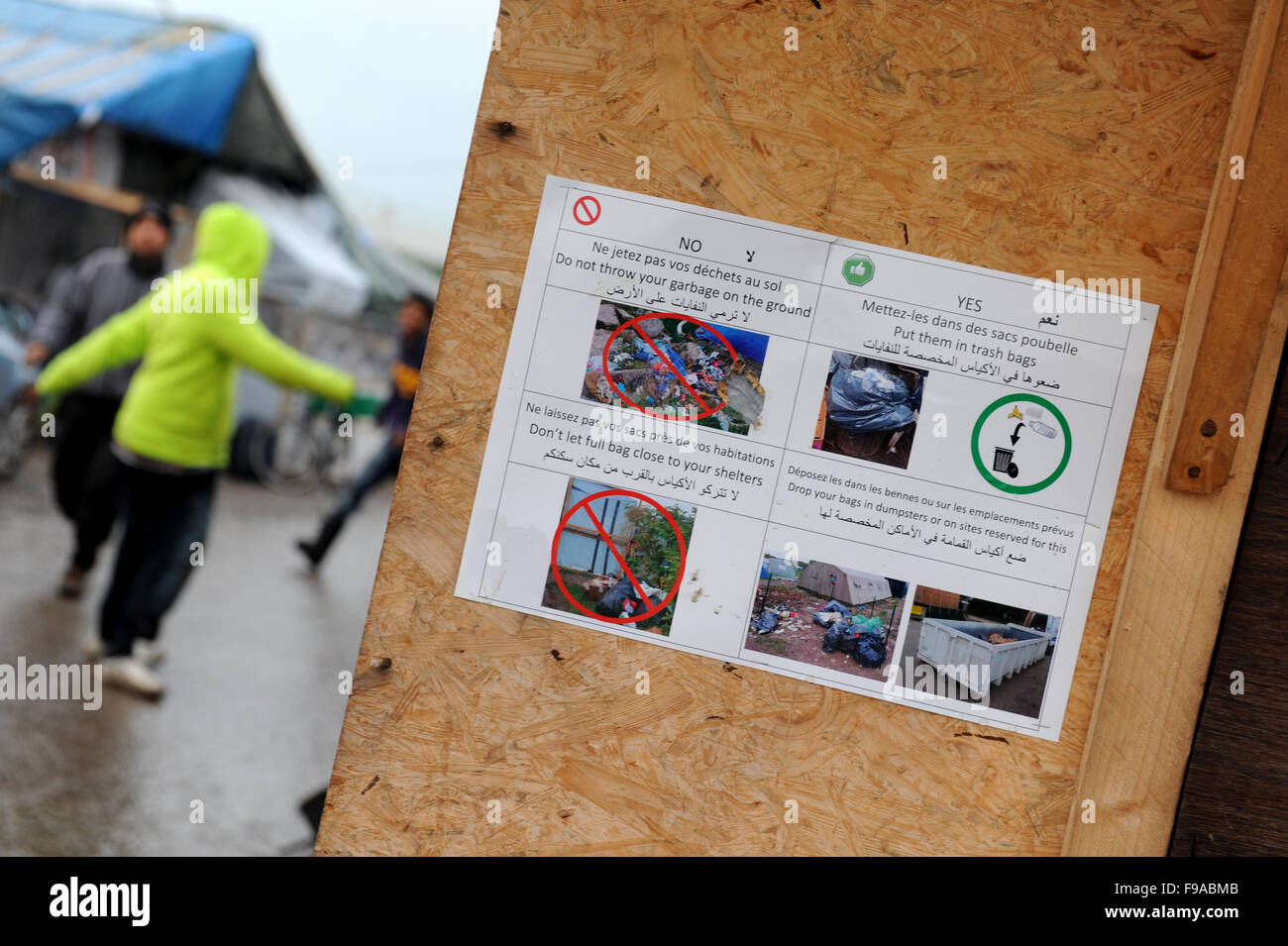 Jungle, Calais, France. Mettre en place les panneaux autour du camp montrant comment disposer des déchets dans des sacs poubelle et de sauts. Banque D'Images