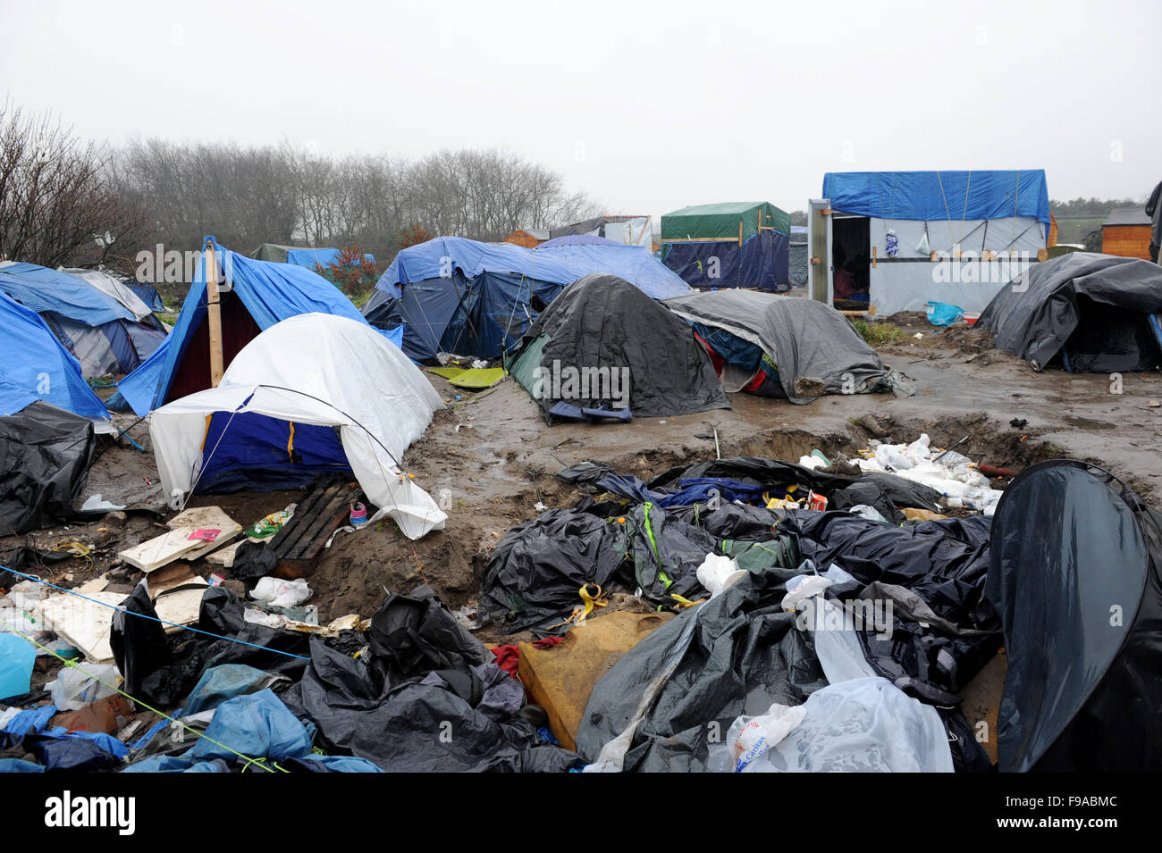 CALAIS, FRANCE. Le 13 décembre 2015. Des tentes de fortune et les structures dans la 'jungle' camp de réfugiés à Calais par une matinée pluvieuse. Banque D'Images