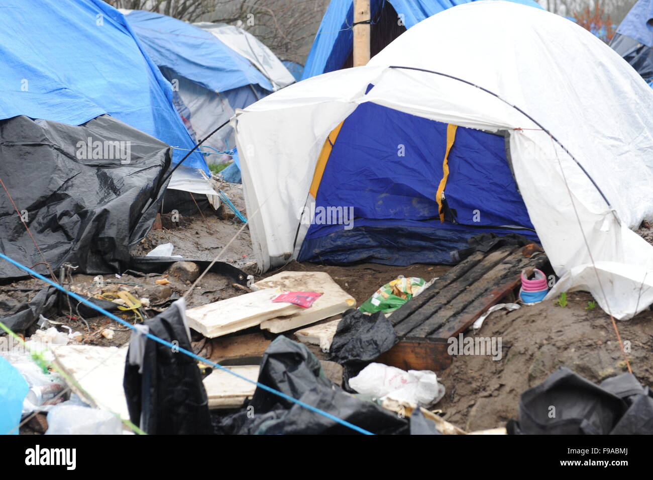 CALAIS, FRANCE. Le 13 décembre 2015. Des tentes de fortune et les structures dans la 'jungle' camp de réfugiés à Calais par une matinée pluvieuse. Banque D'Images