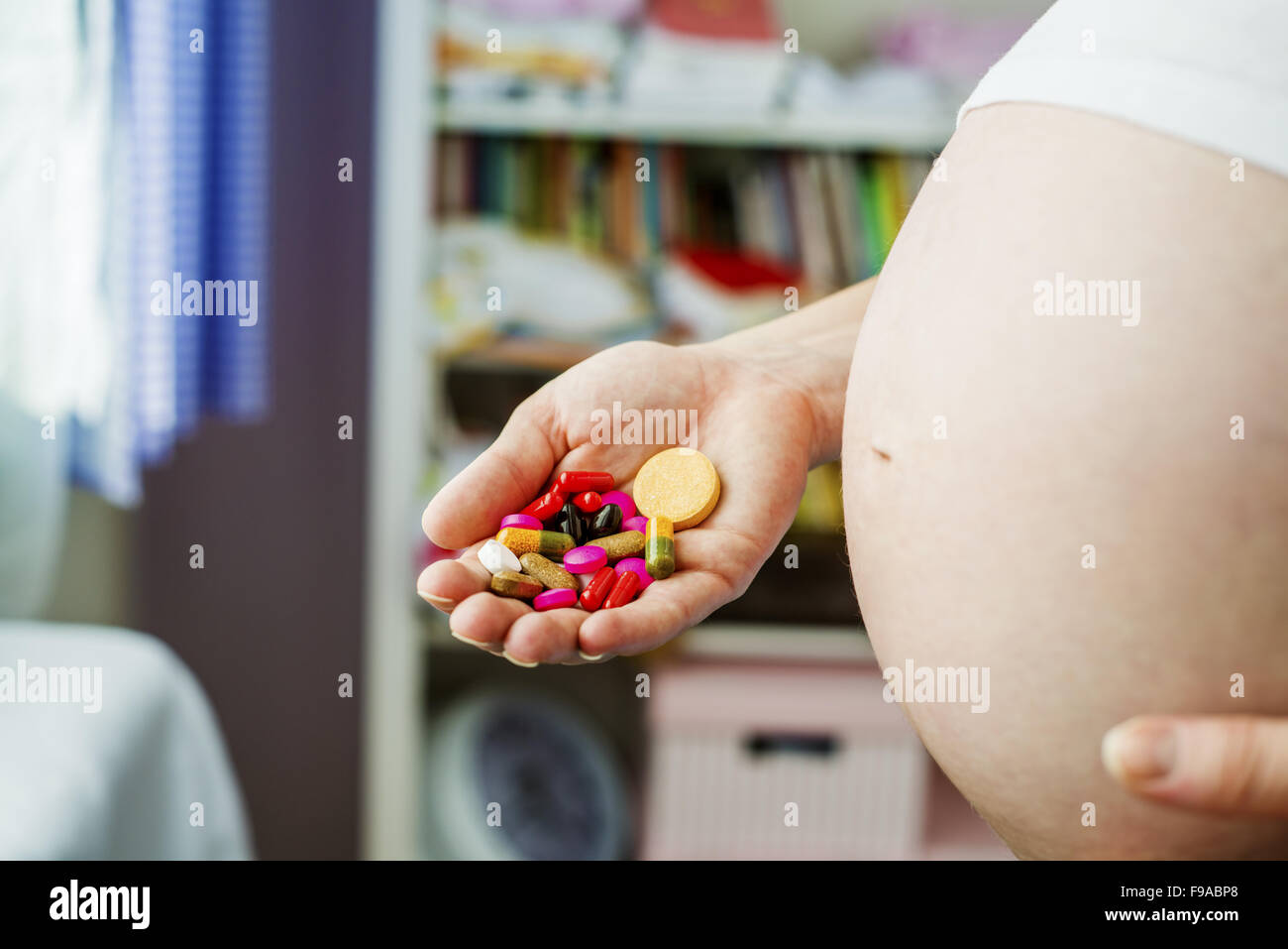 Portrait d'enceintes méconnaissable holding pills dans ses mains Banque D'Images
