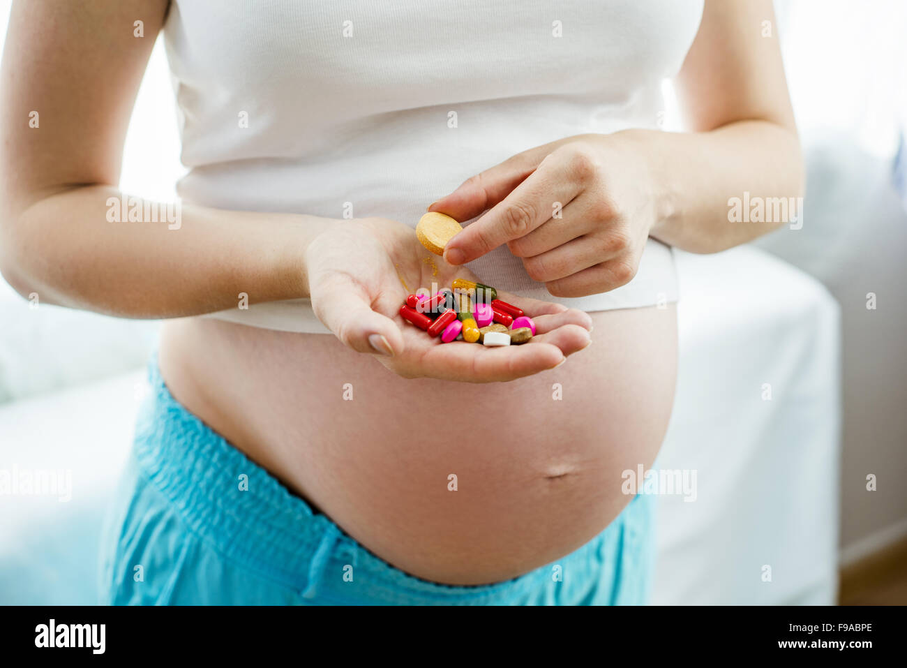 Portrait d'enceintes méconnaissable holding pills dans ses mains Banque D'Images