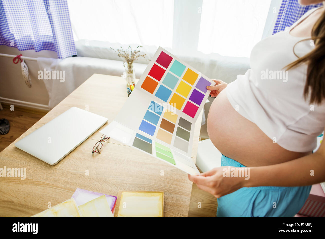Méconnaissable pregnant woman in home office with laptop Banque D'Images