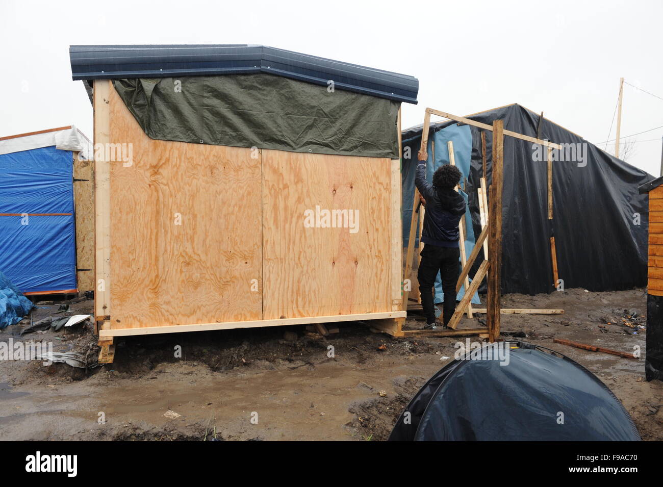 CALAIS, FRANCE. Le 13 décembre 2015. L'homme a fait don de 6 cabanes lentement remplacer tentes dans le camp de réfugiés de 'jungle'. Banque D'Images