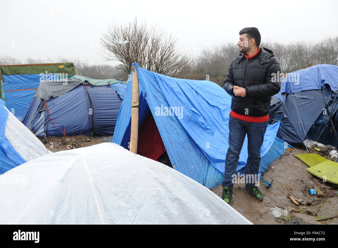 CALAIS, FRANCE. Le 13 décembre 2015. Des tentes de fortune et les structures dans la 'jungle' camp de réfugiés à Calais par une matinée pluvieuse. Banque D'Images