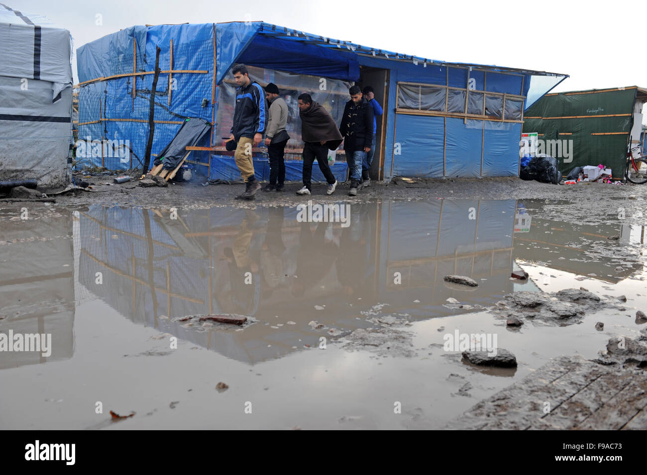 CALAIS, FRANCE. Le 13 décembre 2015. Un camp shop se trouve par la route boueuse et inondées dans la 'jungle' camp de réfugiés. ©Becky Matthews Banque D'Images