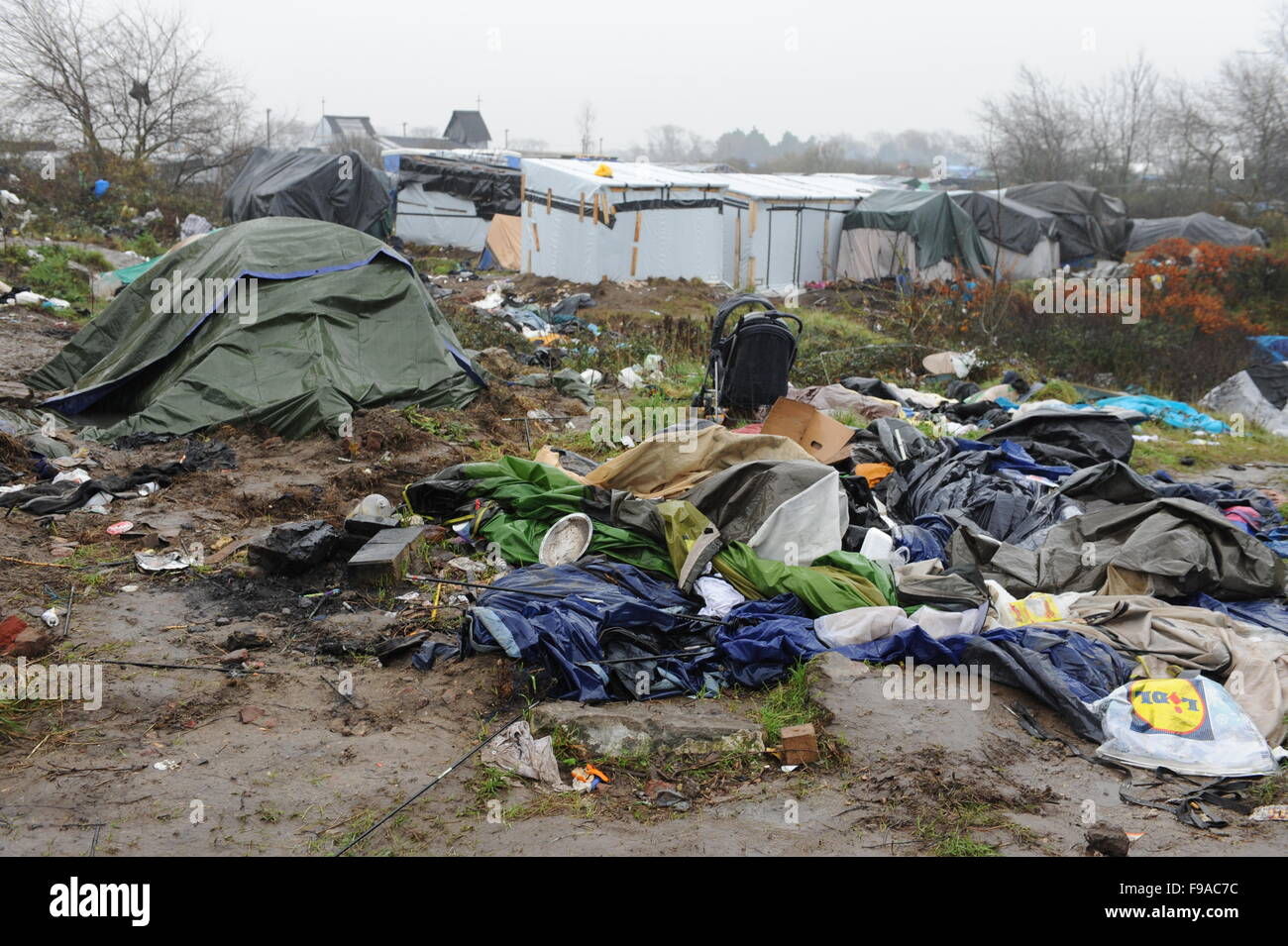 CALAIS, FRANCE. Le 13 décembre 2015. Des tentes de fortune et les structures dans la 'jungle' camp de réfugiés à Calais par une matinée pluvieuse. Banque D'Images