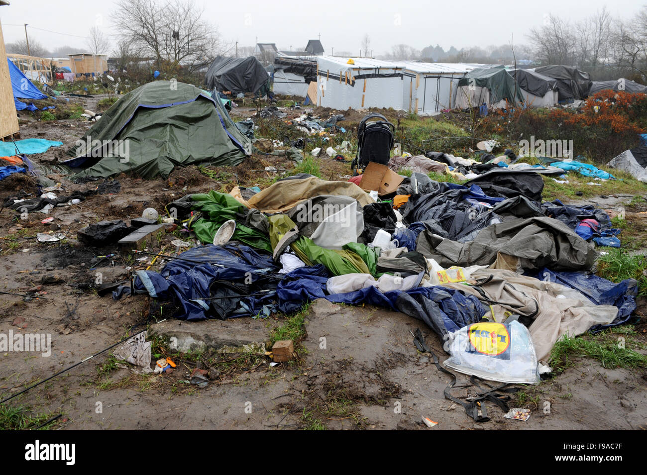 CALAIS, FRANCE. Le 13 décembre 2015. Des tentes de fortune et les structures dans la 'jungle' camp de réfugiés à Calais par une matinée pluvieuse. Banque D'Images
