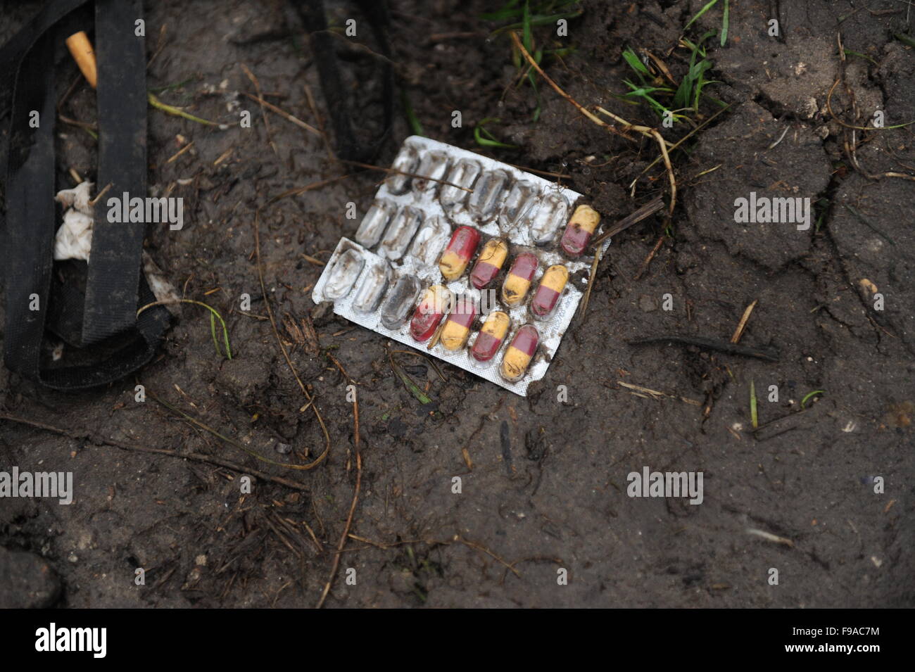 Jungle, Calais, France. Comprimés médecine jetés dans la boue par le Children's Centre Banque D'Images