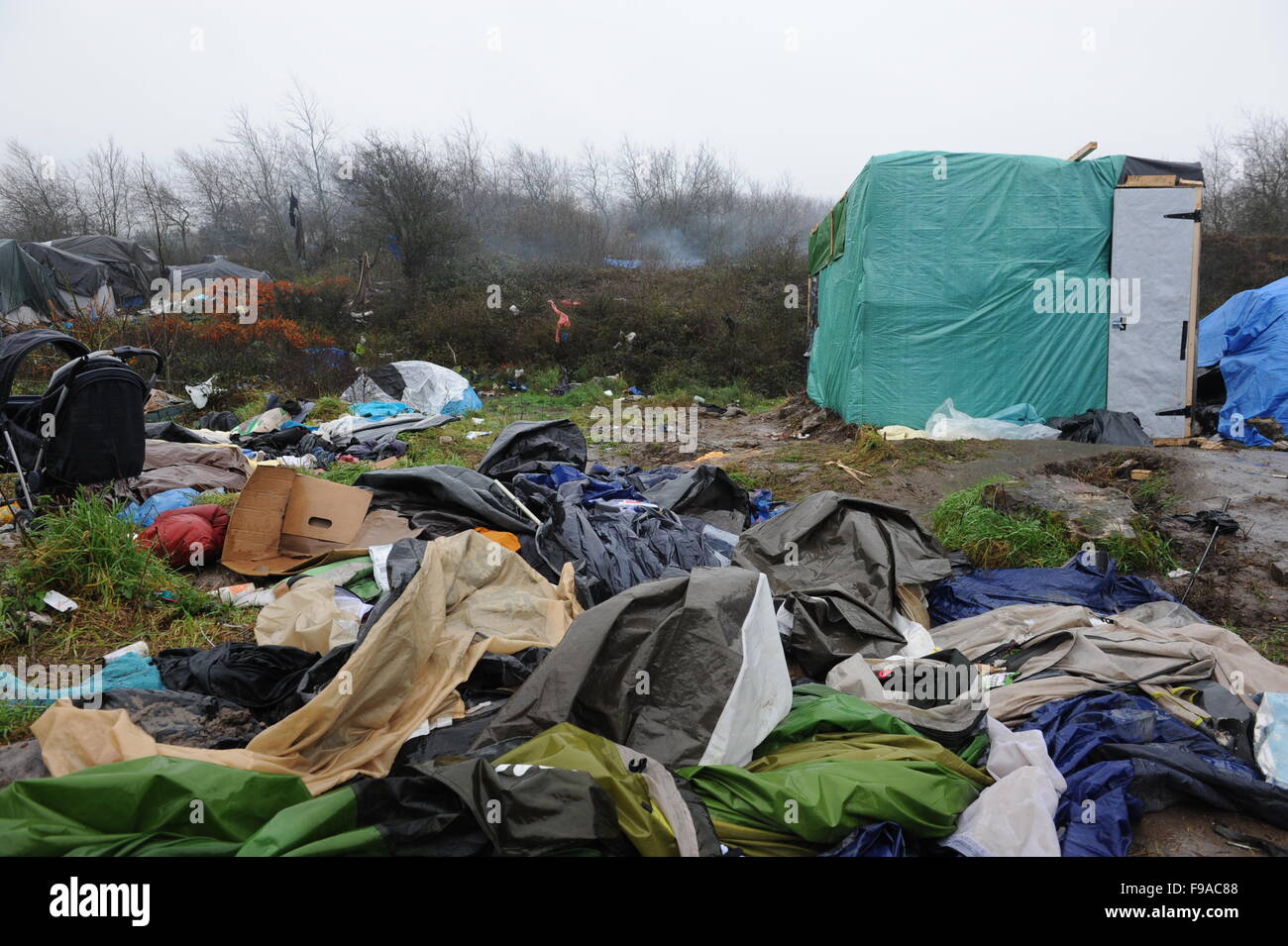 CALAIS, FRANCE. Le 13 décembre 2015. Des tentes de fortune et les structures dans la 'jungle' camp de réfugiés à Calais par une matinée pluvieuse. Banque D'Images