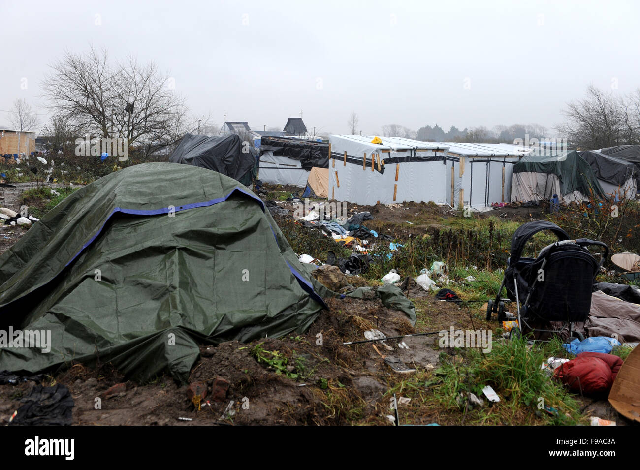 CALAIS, FRANCE. Le 13 décembre 2015. Des tentes de fortune et les structures dans la 'jungle' camp de réfugiés à Calais par une matinée pluvieuse. Banque D'Images