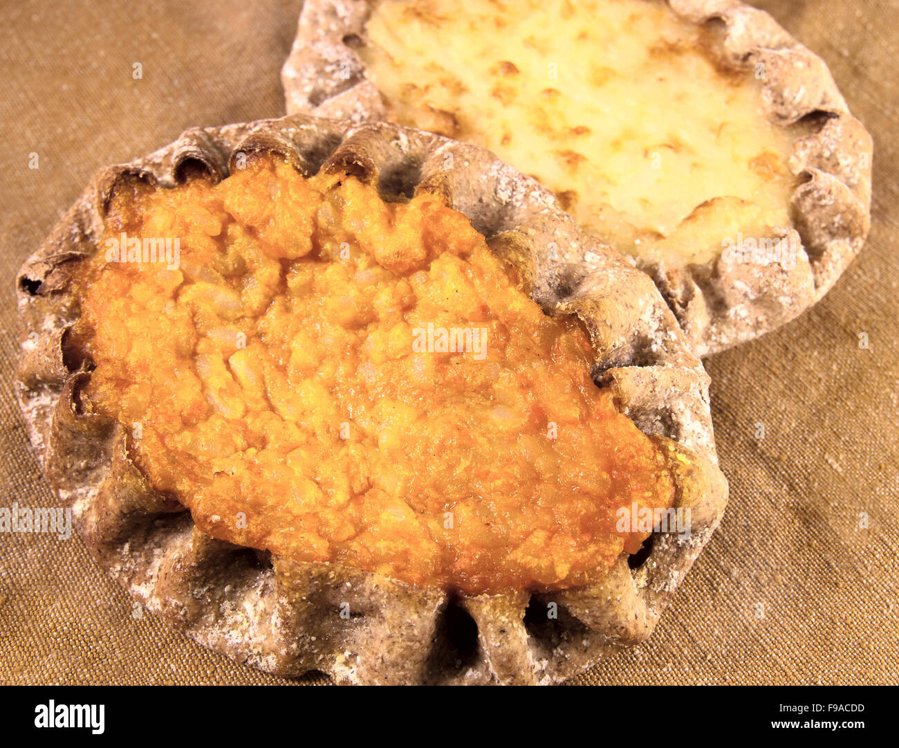 Deux tartes de Carélie à la carotte et le riz le remplissage Banque D'Images