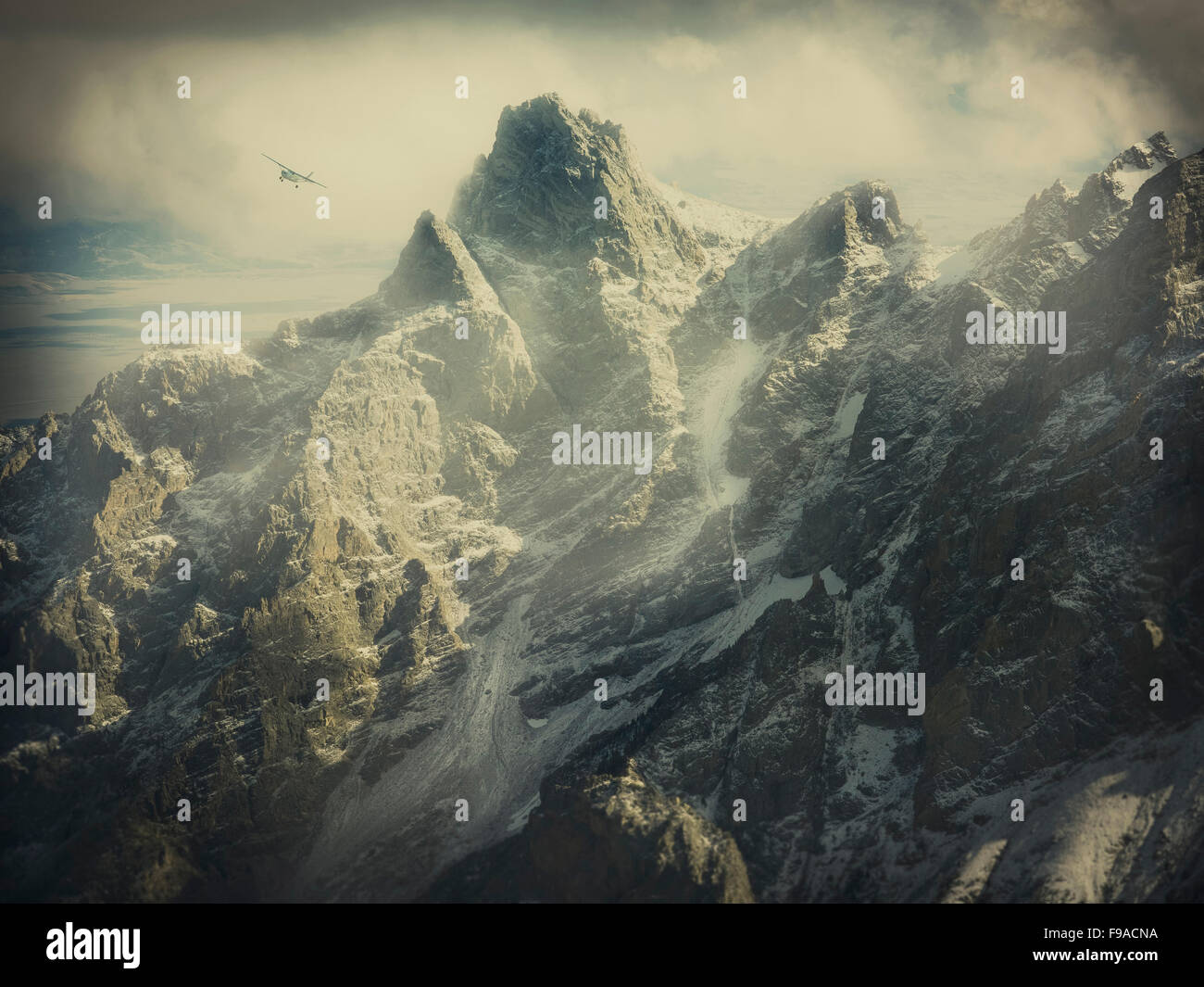Un avion survole le Grand Teton Mountains dans l'Idaho. Banque D'Images
