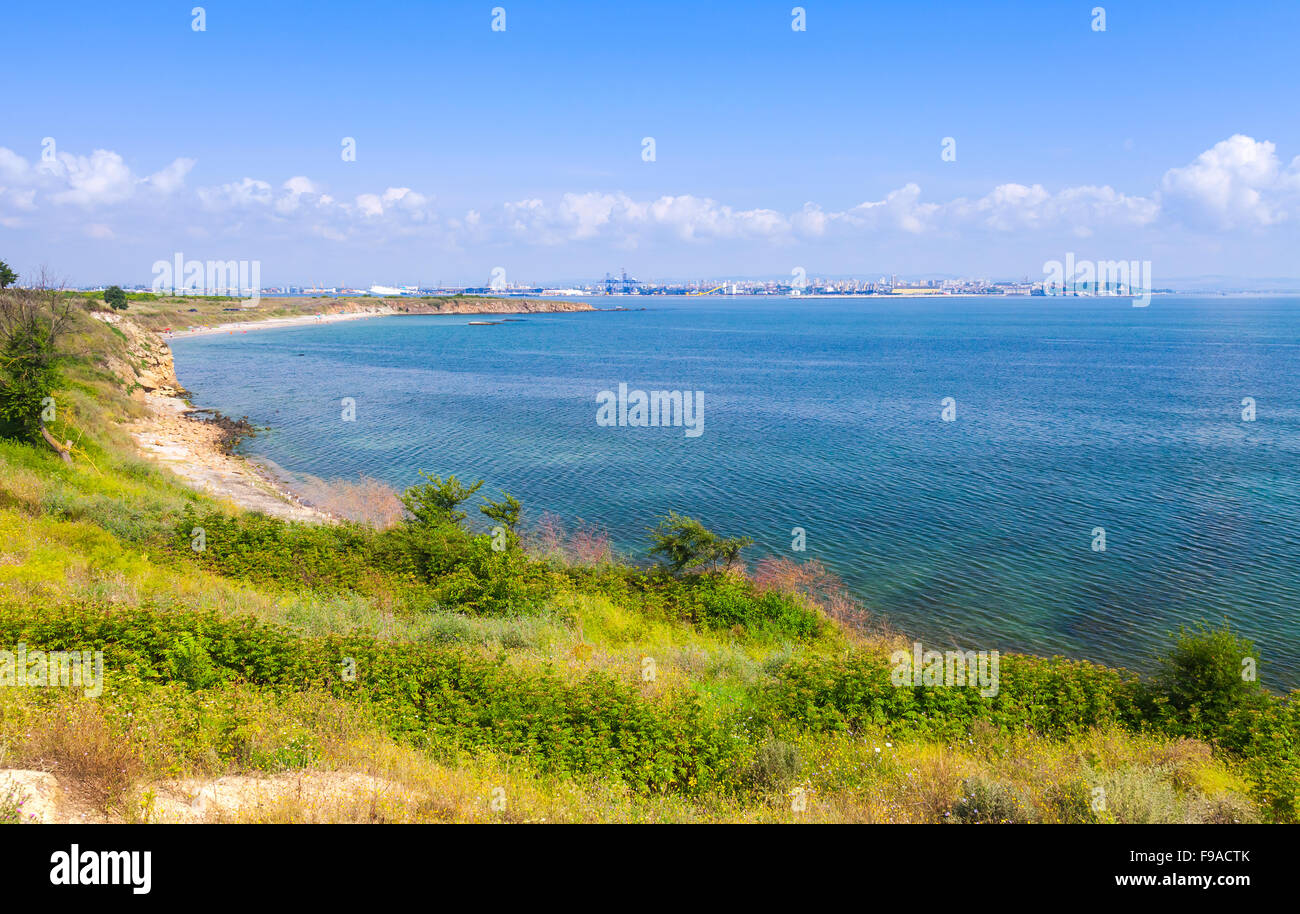 Baie de Bourgas, côte de la mer Noire, en Bulgarie. Paysage côtier de l'été Banque D'Images