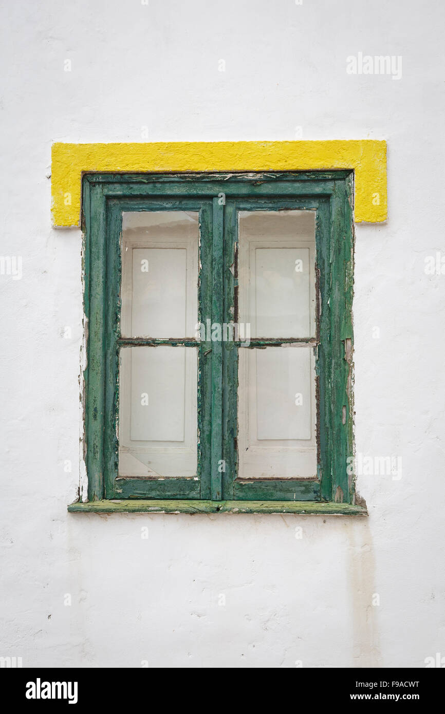 Châssis de fenêtre peints, Vila do Bispo, Portugal, Algave. Banque D'Images