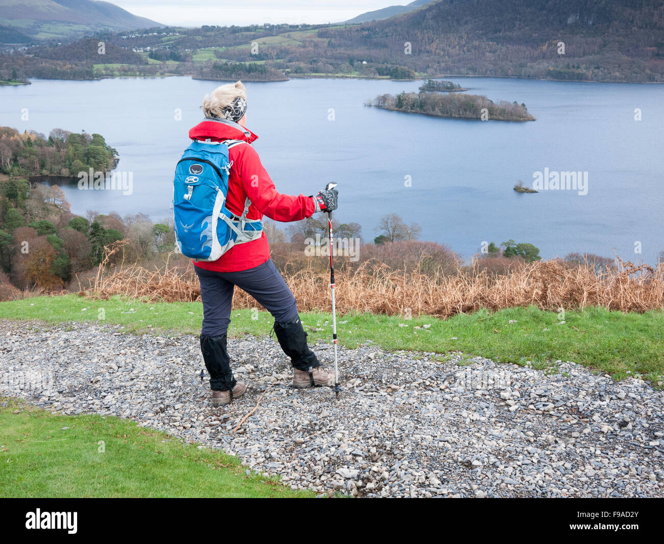 Une femme marche sur Cat cloches près de Keswick Cumbria dans le Lake District UK Banque D'Images