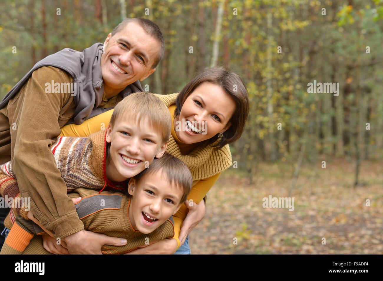 Famille heureuse dans la forêt d'automne Banque D'Images
