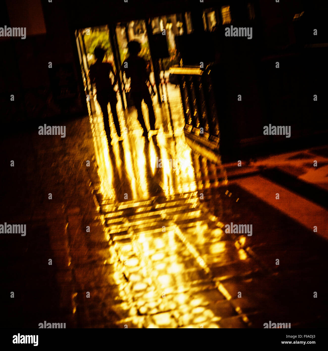 Silhouette de deux personnes à pied. Banque D'Images