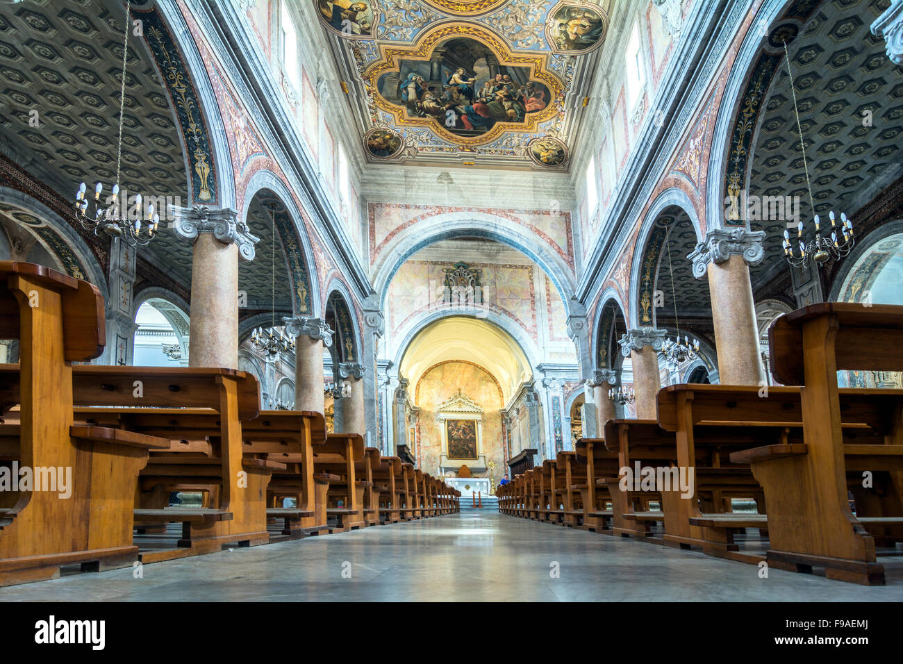 Jour de l'intérieur de la cathédrale d'Ostuni, Italie. Banque D'Images