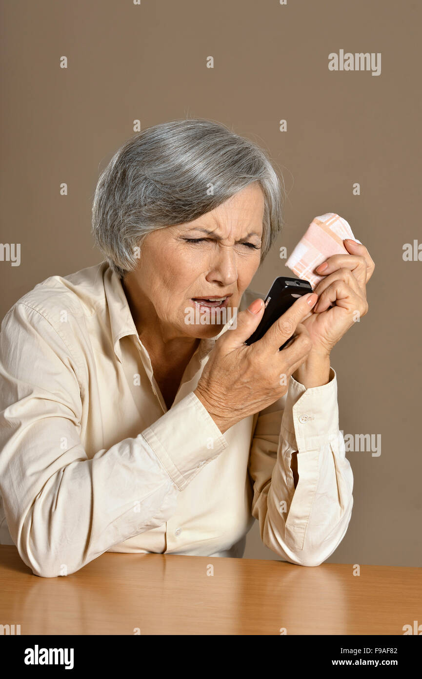 Senior woman with mobile phone Banque D'Images
