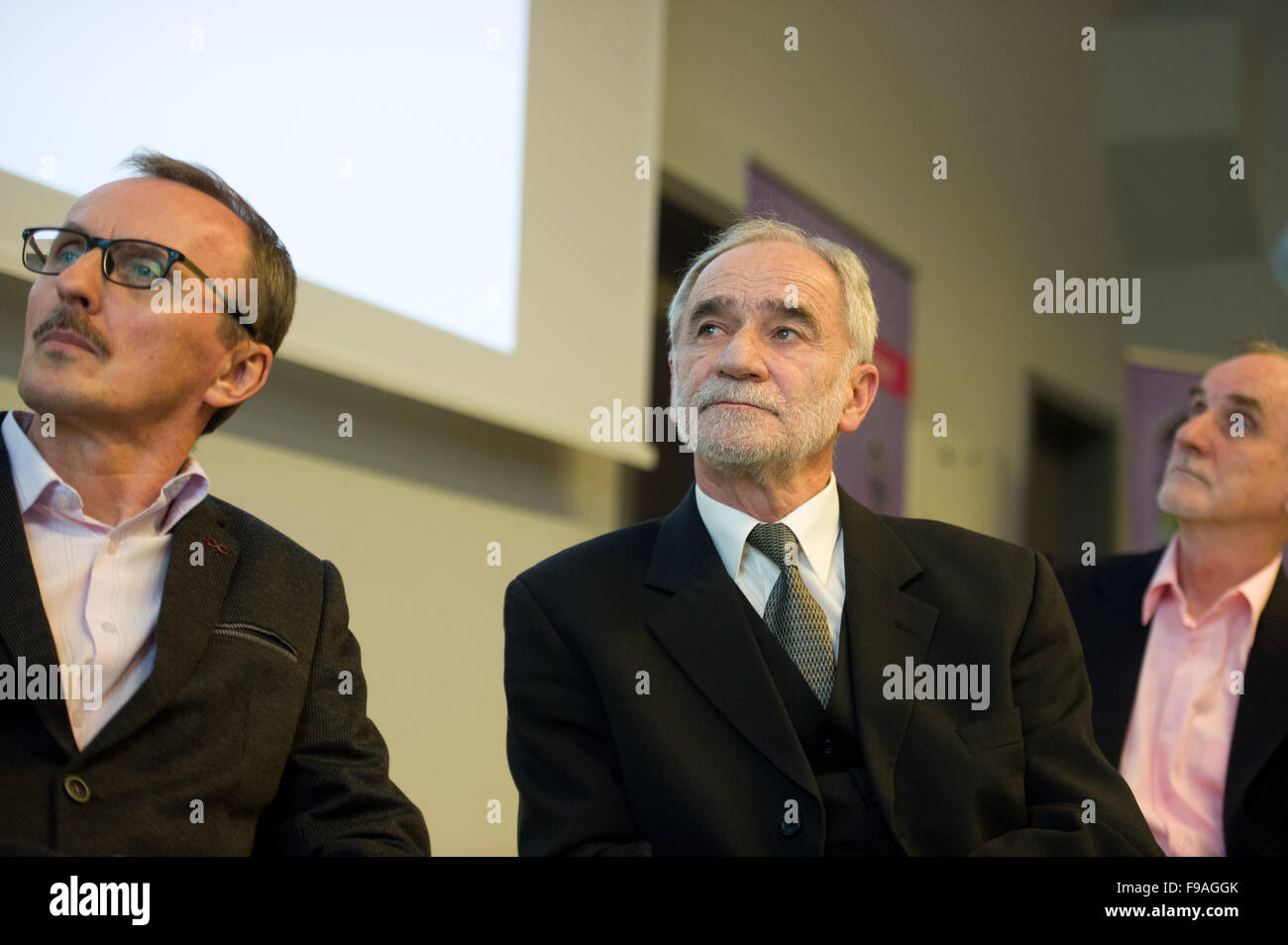 Walbrzych, Pologne. 15 Décembre, 2015. Professeur Janusz Madej (C) de l'AGH University of Science and Technology, photographié lors de la présentation des dernières recherches de l'or nazi présumé 'train' site en Walbrzych. La Pologne. Credit : Marcin Rozpedowski/Alamy Live News Banque D'Images