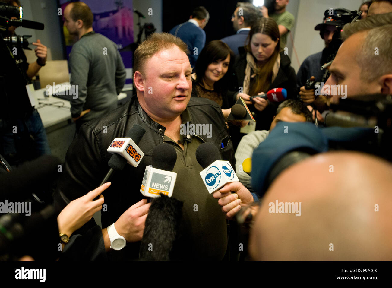 Walbrzych, Pologne. 15 Décembre, 2015. Piotr Koper donne une interview au cours de la présentation des dernières recherches de l'or nazi présumé 'train' site en Walbrzych. La Pologne. Credit : Marcin Rozpedowski/Alamy Live News Banque D'Images