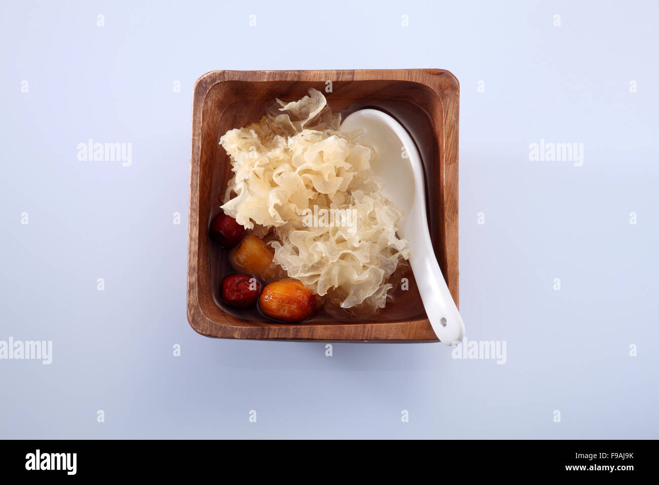 Gelée de champignon de neige avec la médecine traditionnelle chinoise dates rouge Banque D'Images