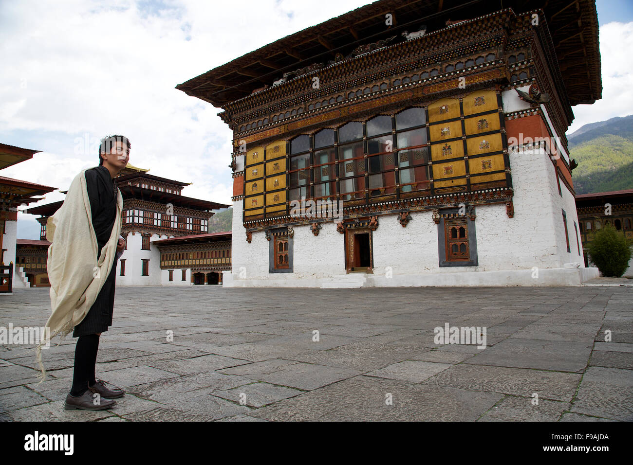Un homme en costume traditionnel bhoutanais à l'intérieur d'un fort Banque D'Images