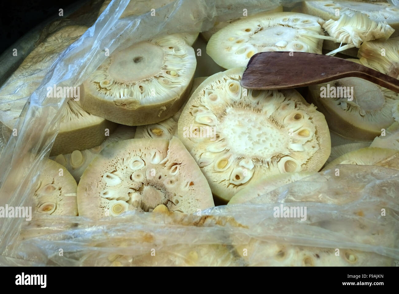 Jeune jaque ou jakfruit les articles en vente sur un étal dans un marché de l'alimentation humide Bangkok Thaïlande Banque D'Images