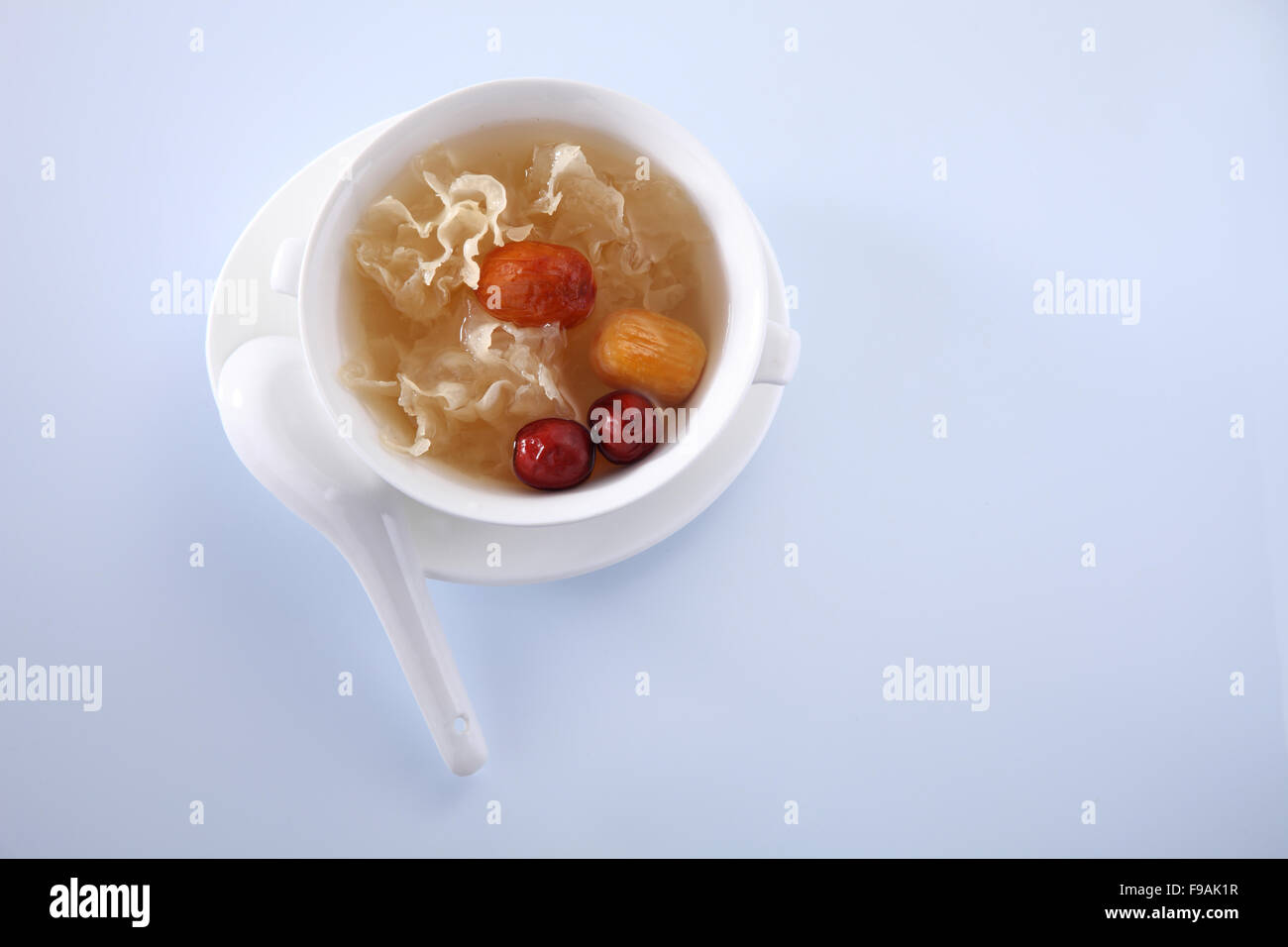Gelée de champignon de neige avec la médecine traditionnelle chinoise dates rouge Banque D'Images