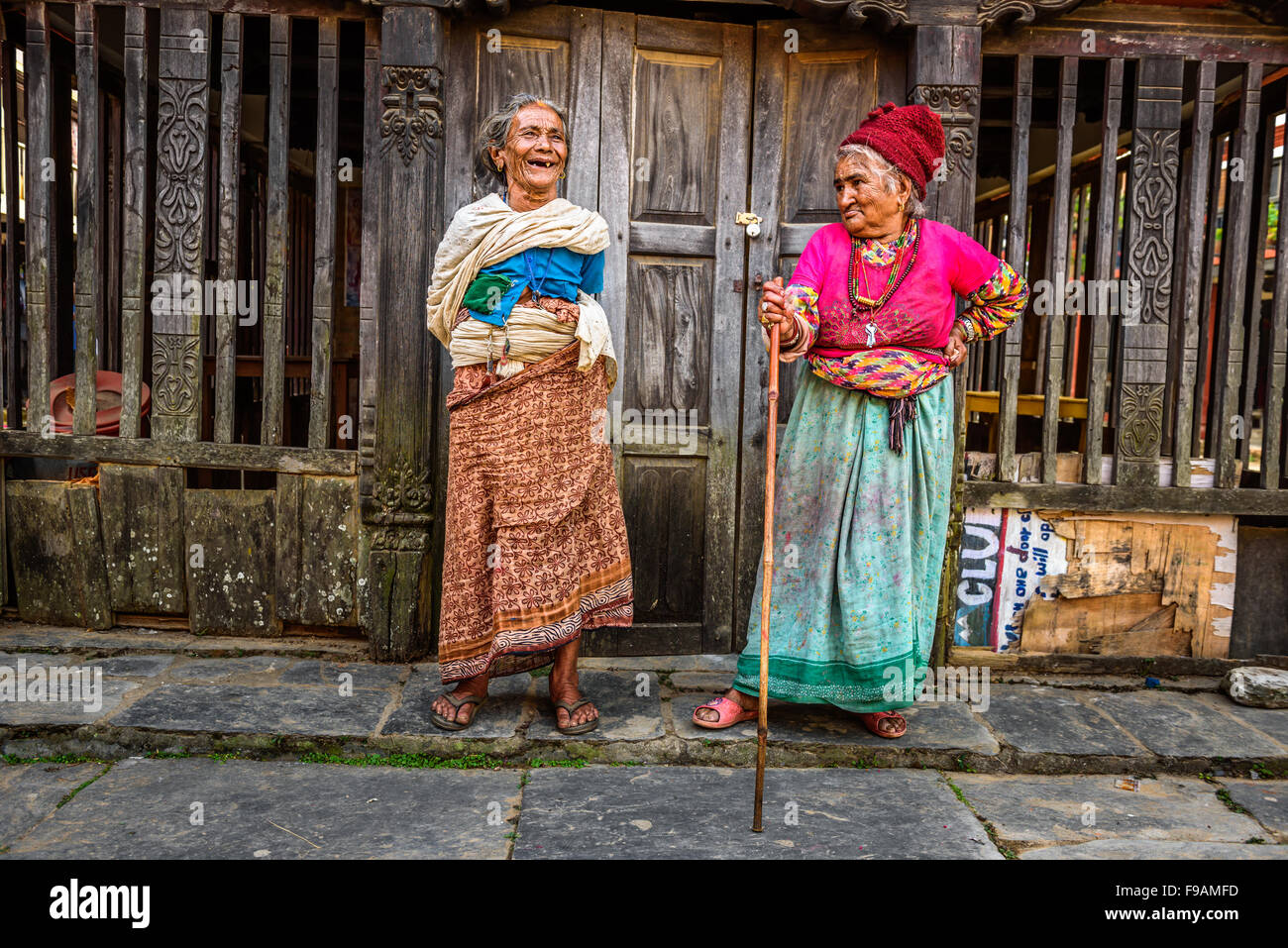 Deux femmes très âgées discuter dans la rue de Bandipur au Népal Banque D'Images