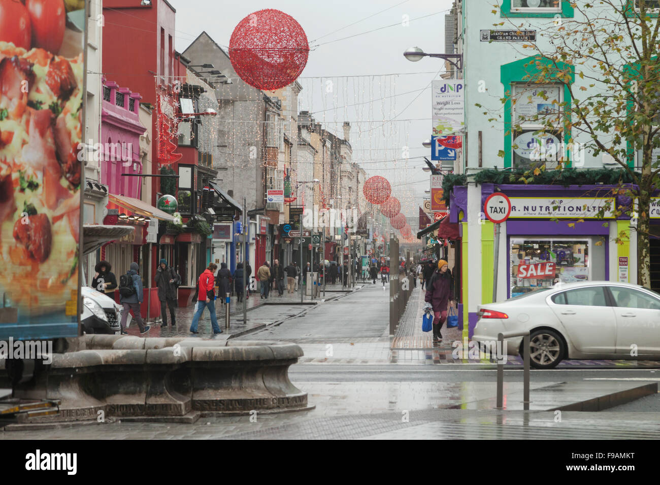 La ville de Cork, Irlande. 15 Décembre, 2015. Vue sur la tour dans la ville de Cork Shandon que heavy rain falls, risque d'inondation. Avertissement de pluie pour le liège, jaune. Crédit : Peter Kappel/ Alamy Live News Banque D'Images